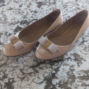 Salvatore Ferragamo beige patent leather flats Sz 8.5 B